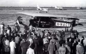 Op 30 december 1955 landde de Fokker F-VII-a op Schiphol. Dit toestel stond in het Aerodome naast de Spin, het eerste Fokker toestel